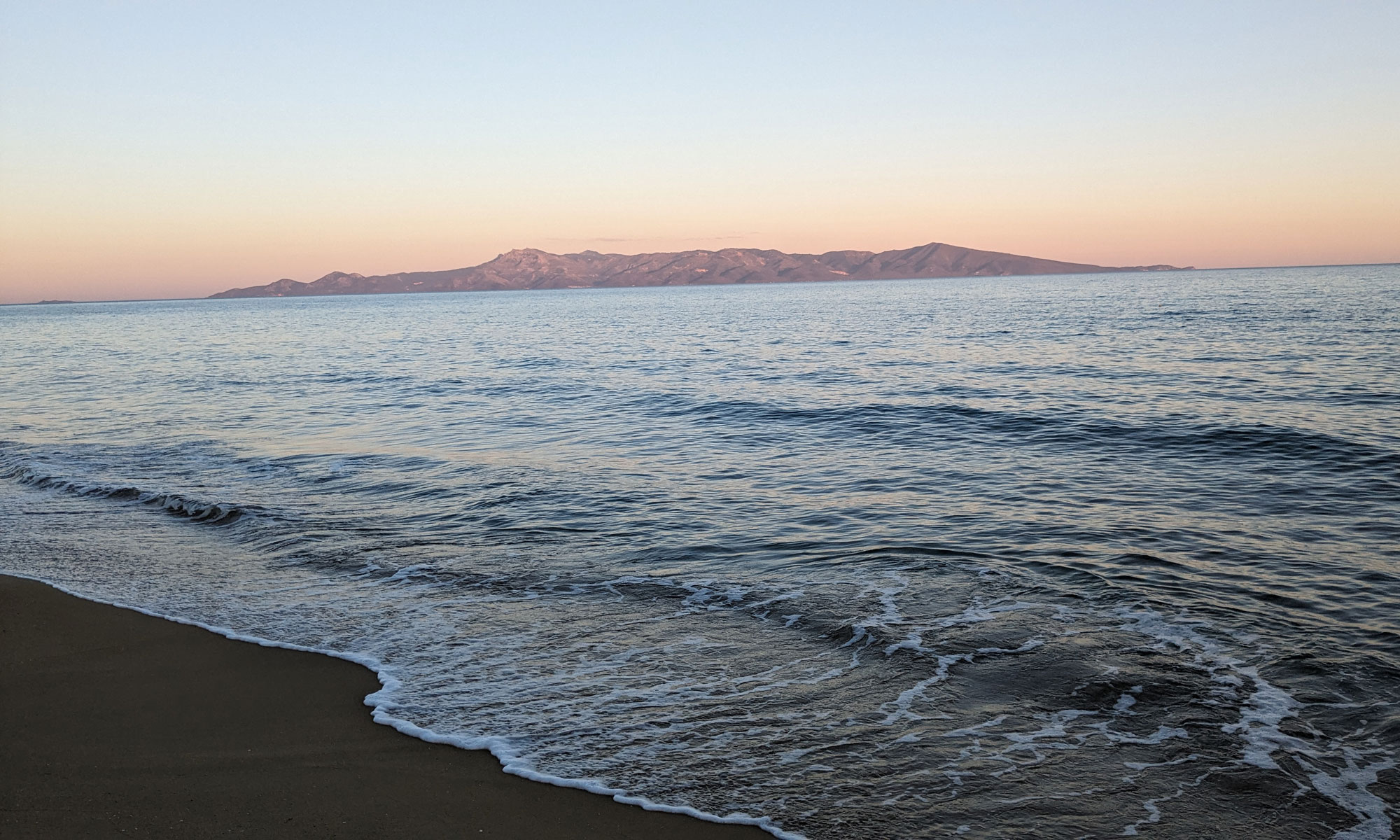 Strand und Meer mit Blick auf die Insel Thassos in Griechenland; Fotografin: Dorothee Dickmann